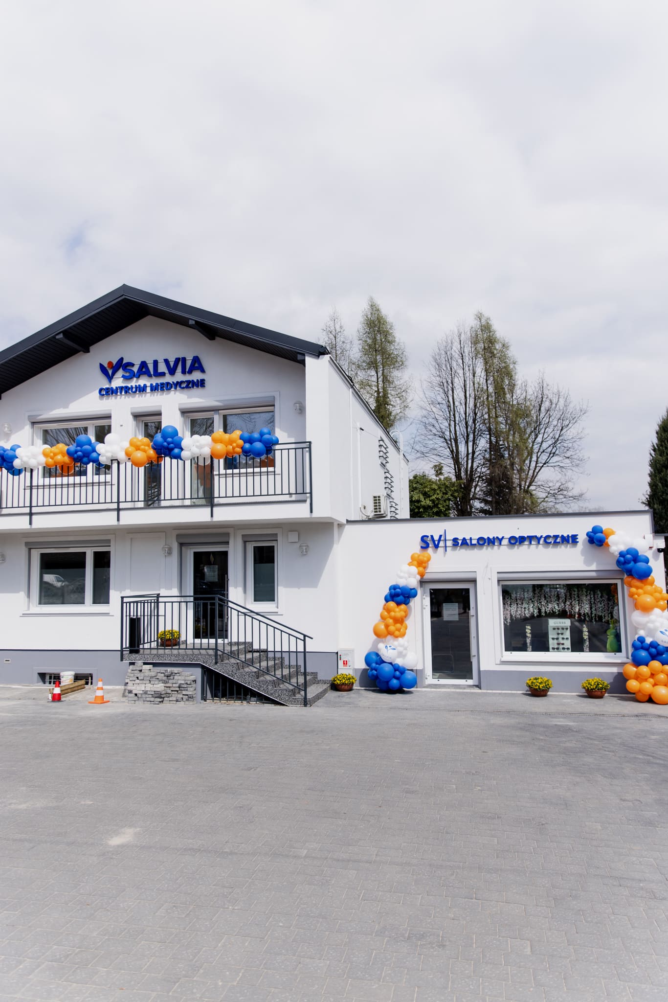 Front salonu Salvia w Katowicach udekorowany balonami w dniu otwarcia