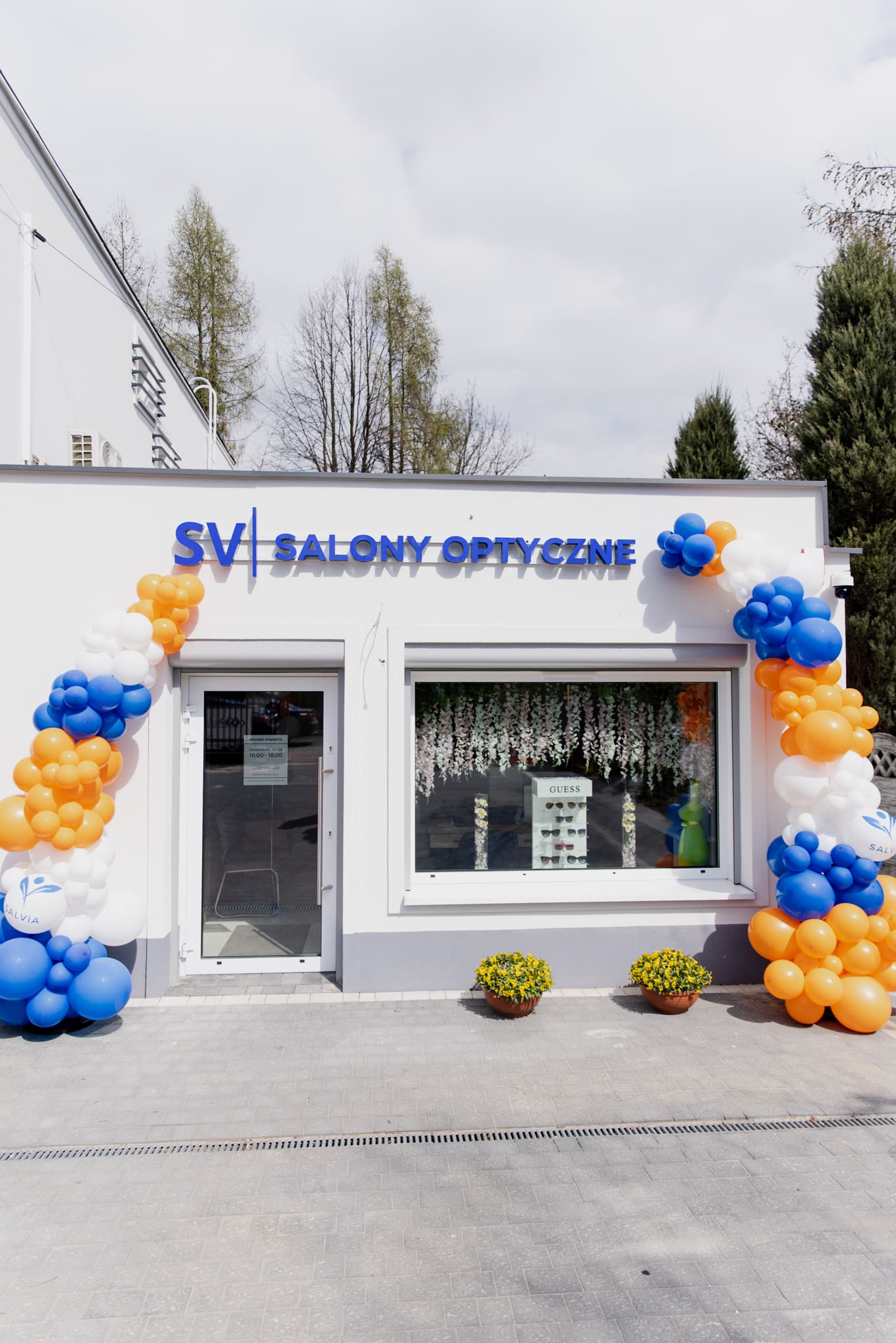 Front salonu Salvia w Sławkowie udekorowany balonami w dniu otwarcia