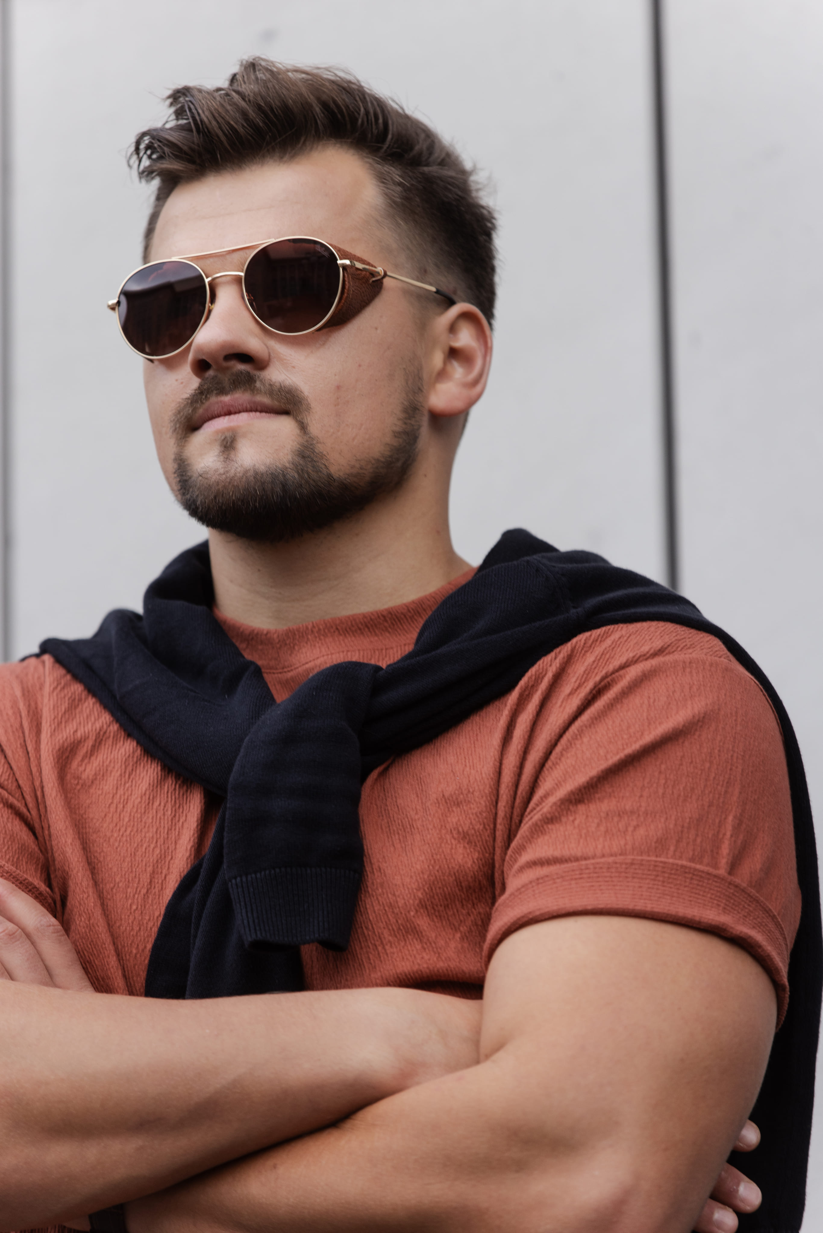 Mężczyzna w designerskich okularach przeciwsłonecznych