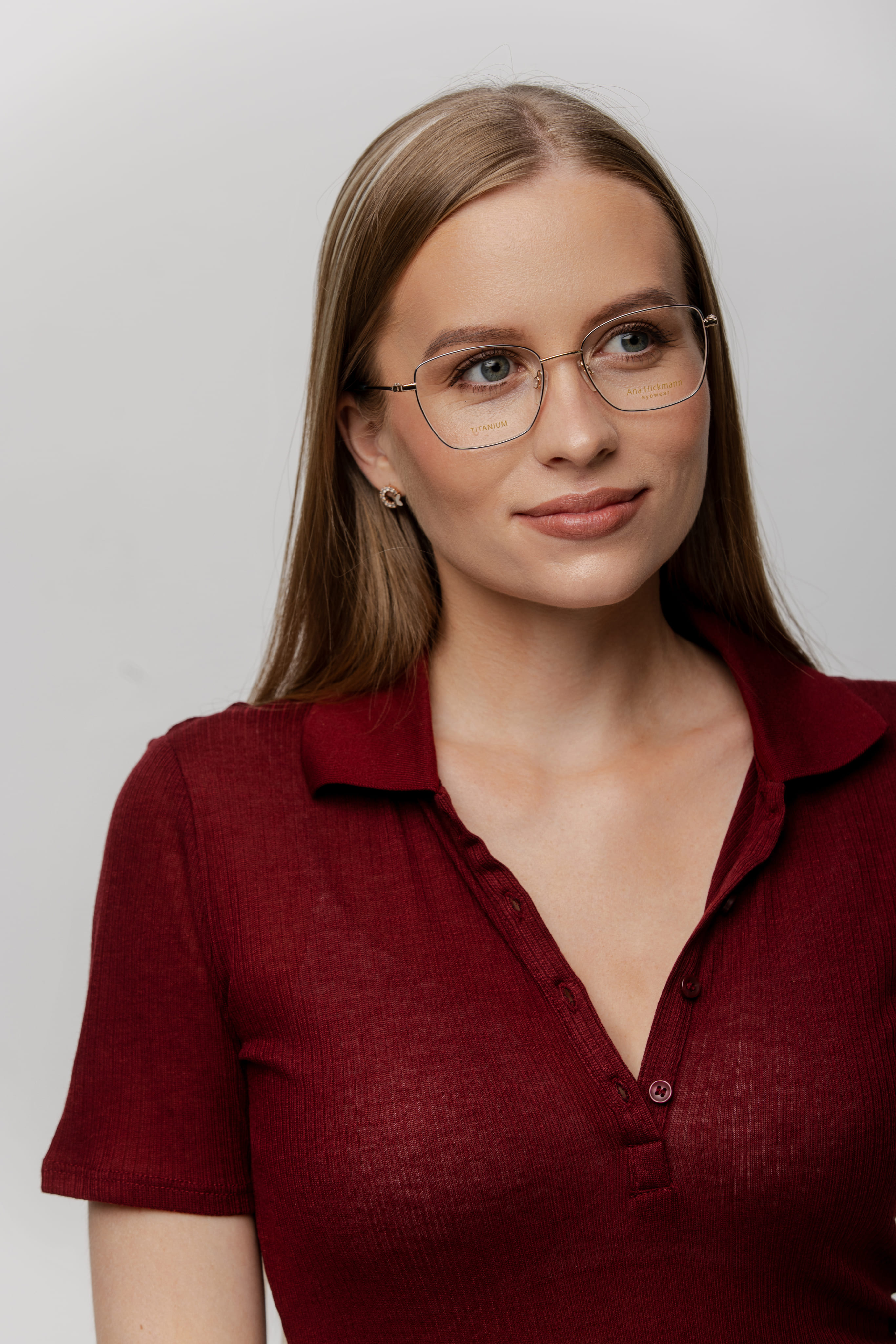 Klient w jasnej koszuli z designerskimi oprawkami