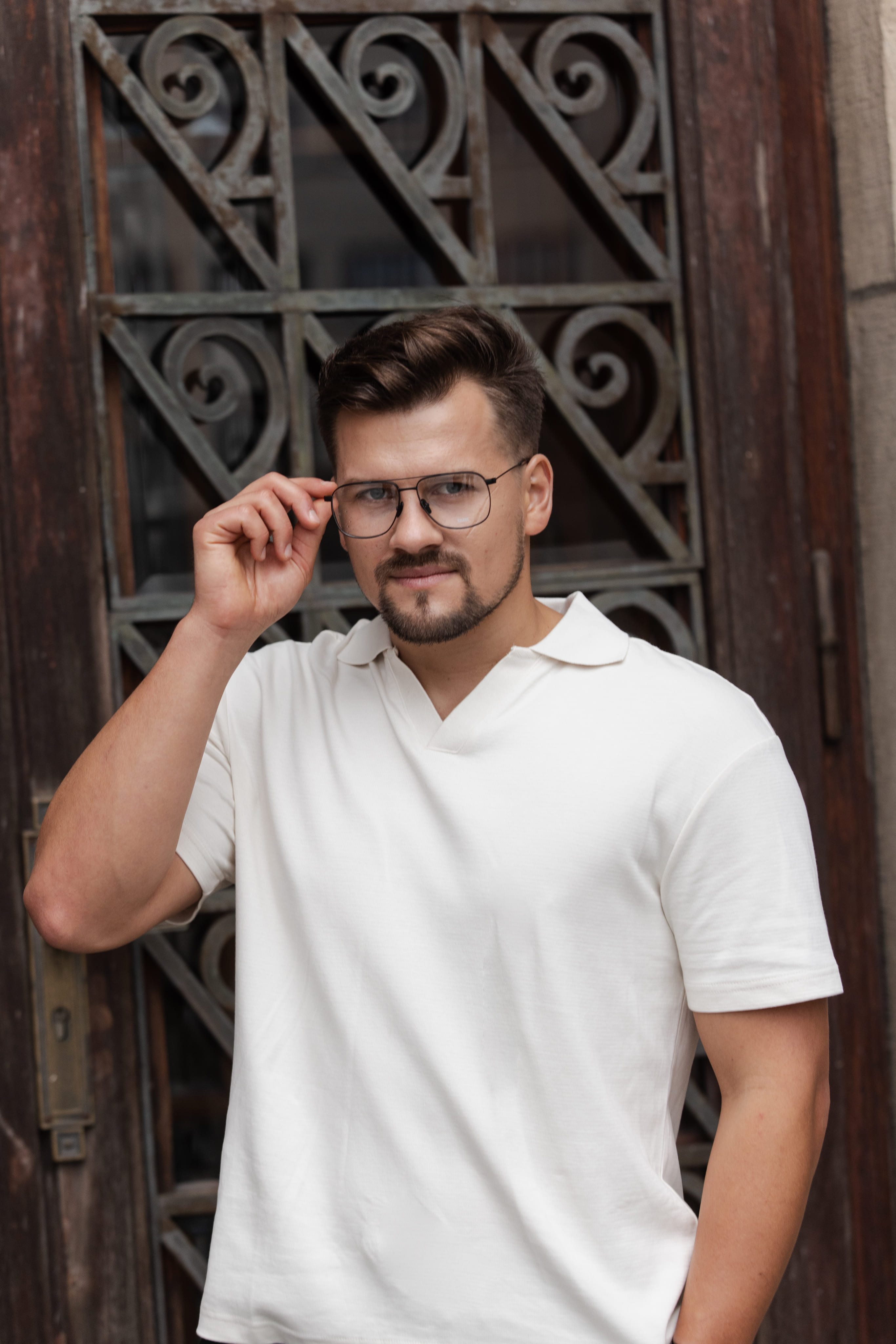 Klientka z kolekcją oprawek w bordowej koszuli