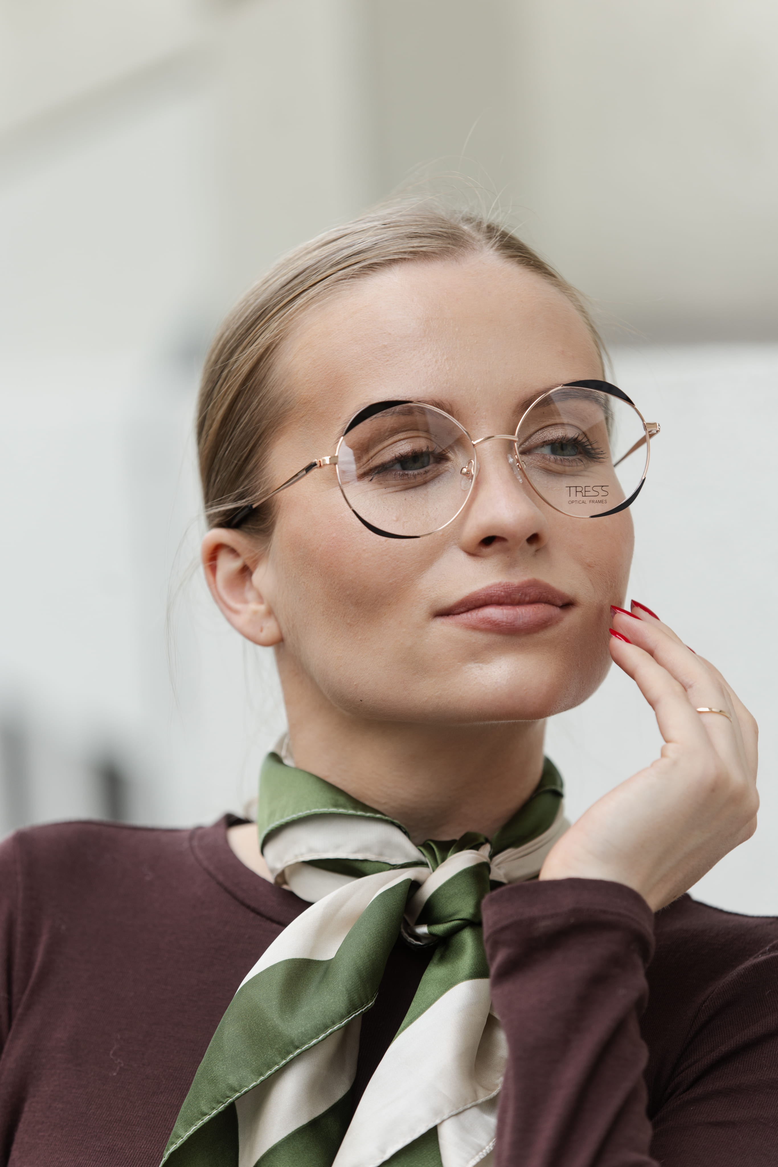 Klient w okularach przeciwsłonecznych aviator