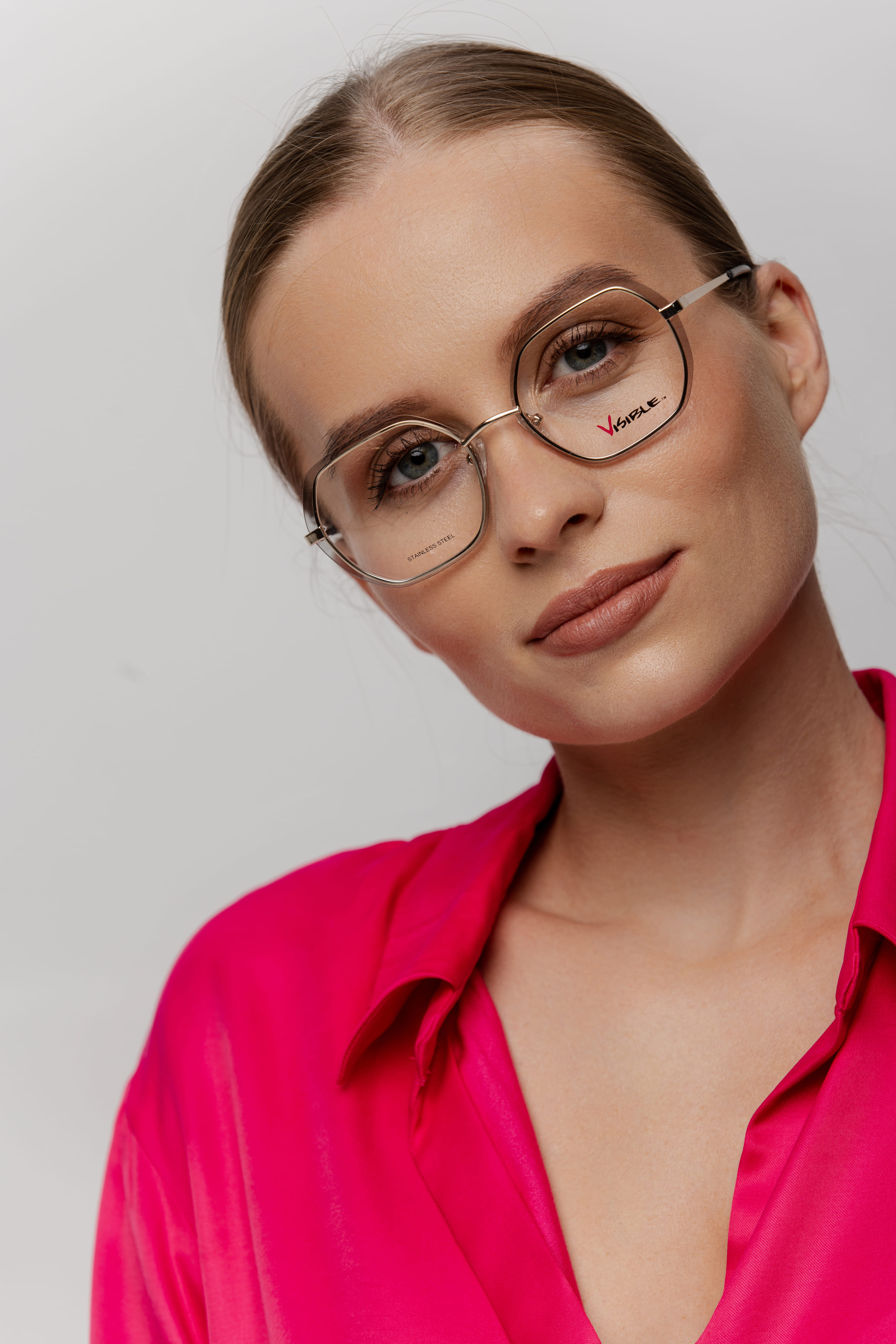 Klientka prezentująca etui z oprawkami premium