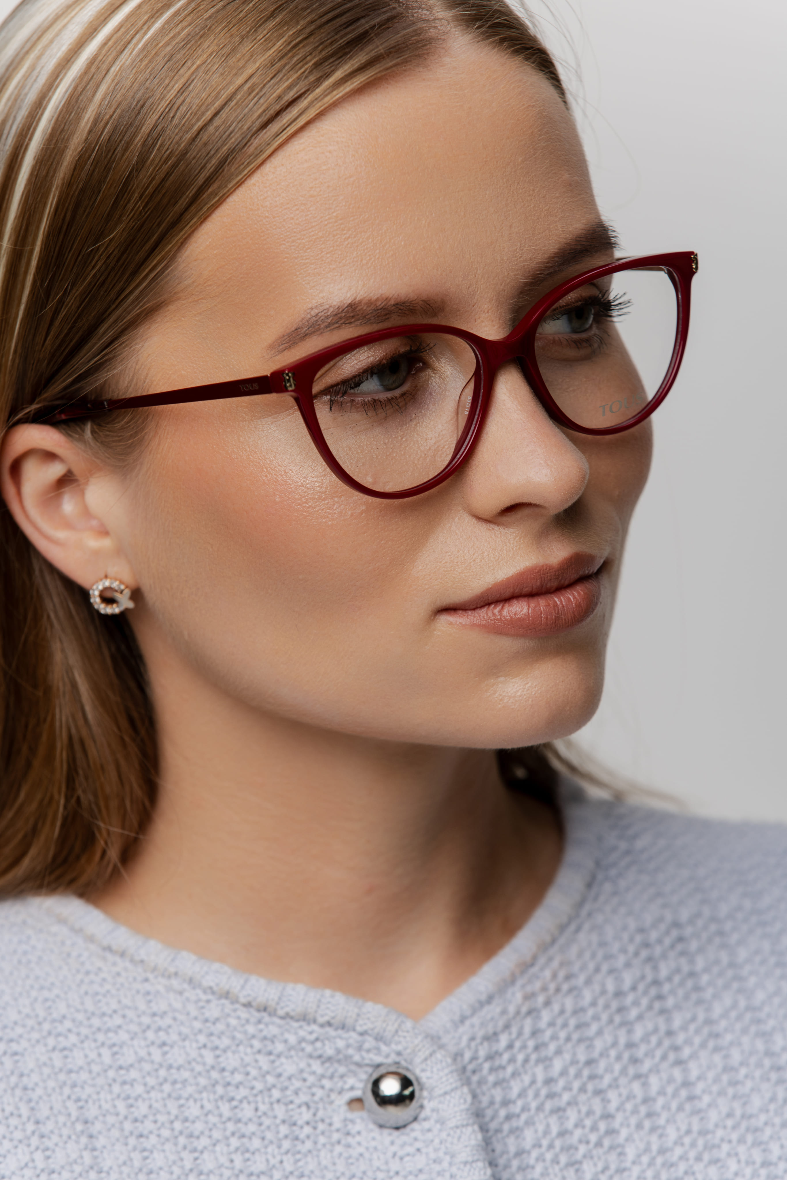 Klientka w bordowych oprawkach typu cat-eye