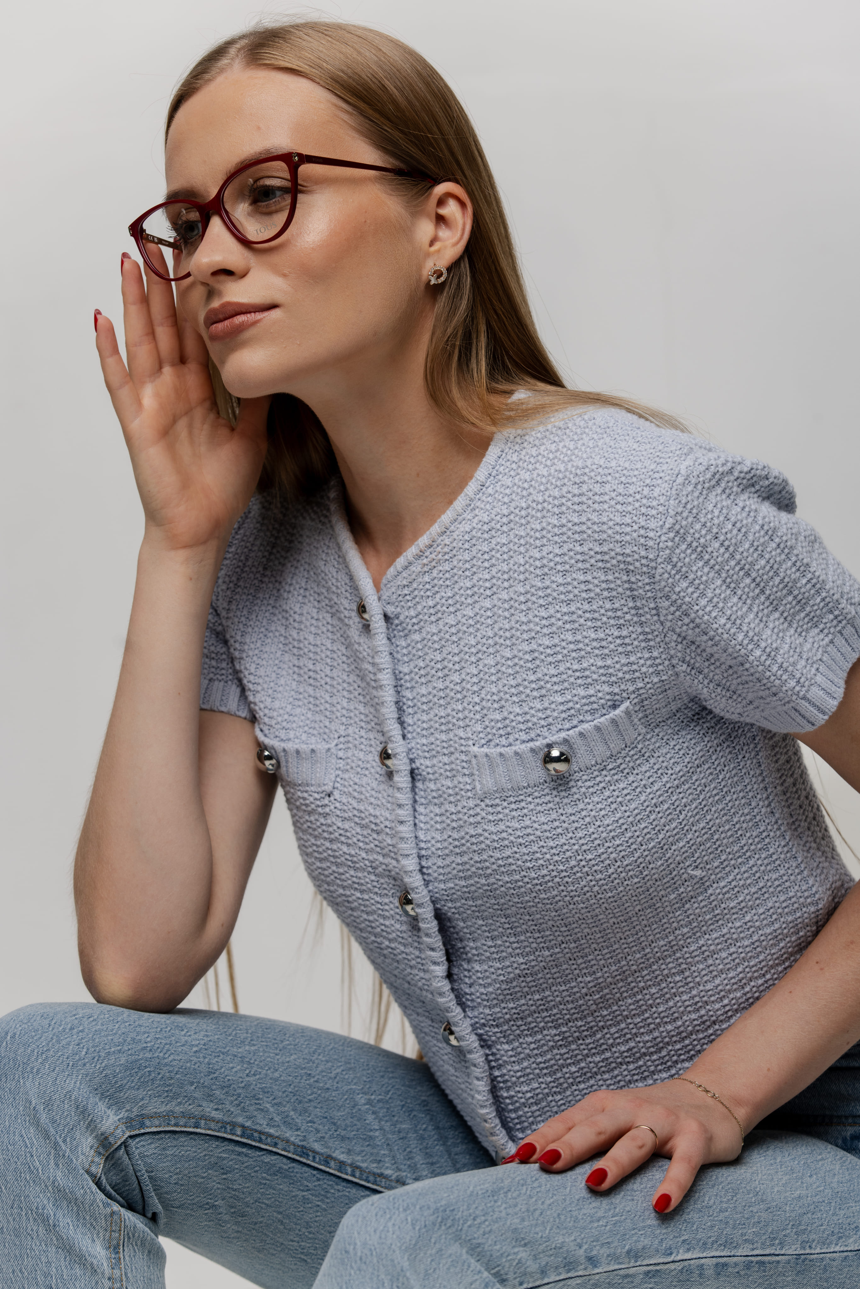 Klientka w niebieskiej bluzce w eleganckich oprawkach